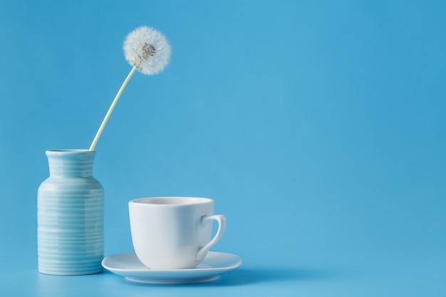 Nature morte avec une tasse de thé blanc