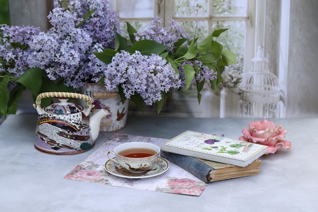 nature morte avec une tasse de thé du matin et des fleurs de lilas