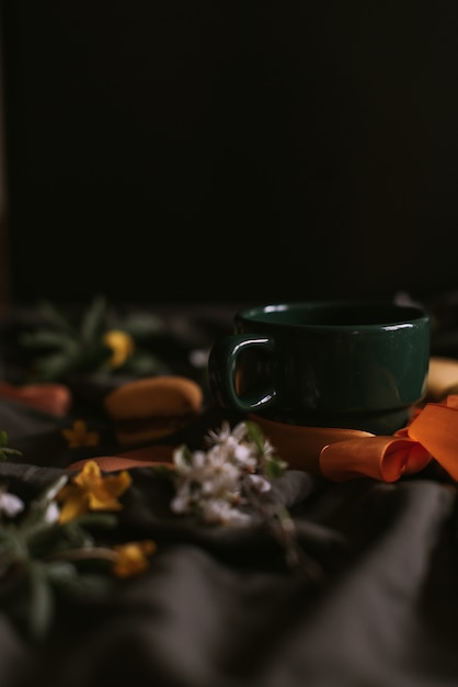 Nature morte avec tasse verte et fleurs