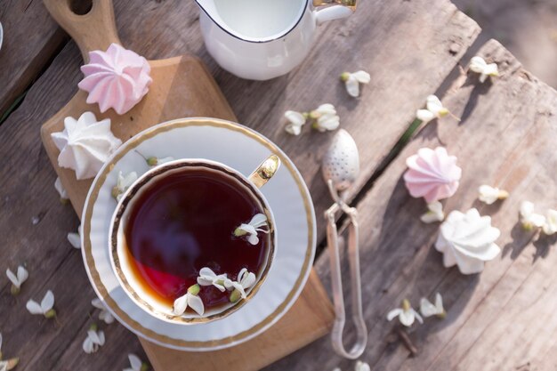 Nature morte tasses de thé meringues et fleurs