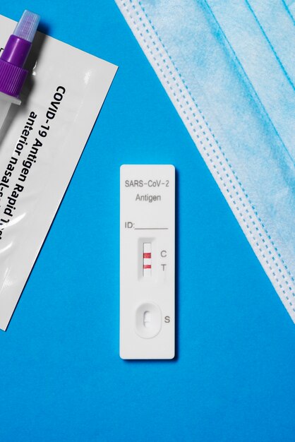 Photo nature morte de tests de coronavirus positifs