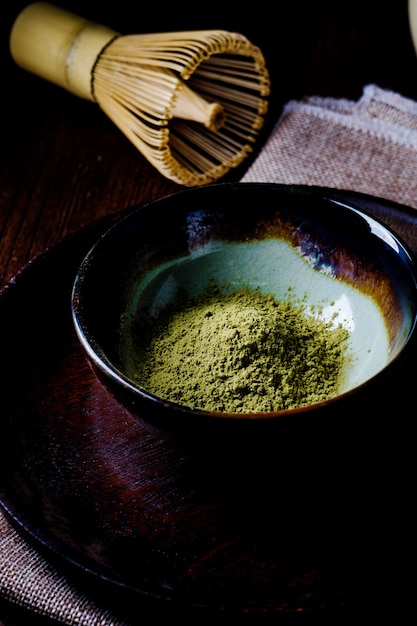 Nature morte avec thé vert et fouet japonais en bambou pour cérémonie du thé
