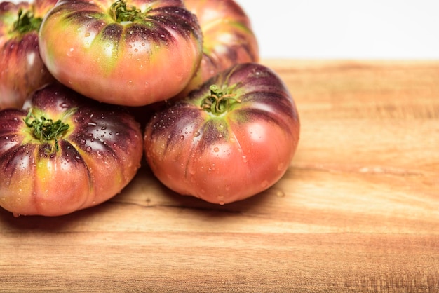 Nature morte tomates tigrées fond sombre