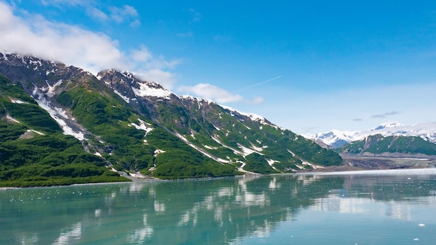 La nature pittoresque de la baie du Glacier Paysage naturel de la côte de montagne La nature du glacier Hubbard