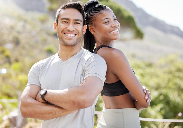 Photo nature de remise en forme et portrait d'un couple s'entraînant à l'extérieur avec motivation énergétique et bonheur sourire heureux et amis sportifs prêts à faire de l'exercice ou à s'entraîner avec un mode de vie actif de santé et de bien-être