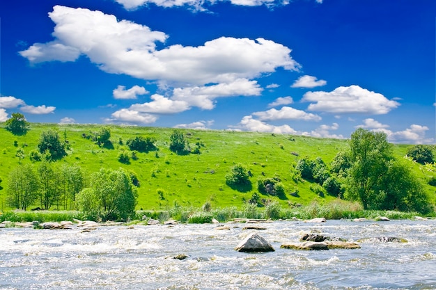 La nature. la rivière bleue et la montagne en été