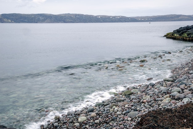 La nature rude de la côte de la péninsule de Kola