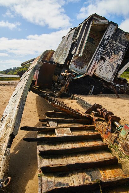 Naufrage complètement effondré sur des plages de sable