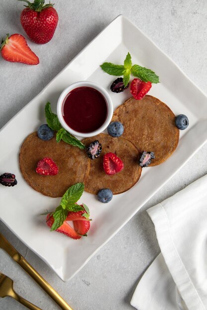 Navarin Nourriture et fraise avec gâteau Salade de fruits frais dans le bol