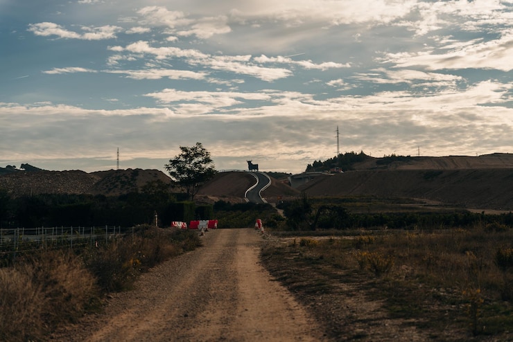 Photo navarre espagne octobre 2022 pèlerin marchant dans le chemin français camino frances à santiago de compostela