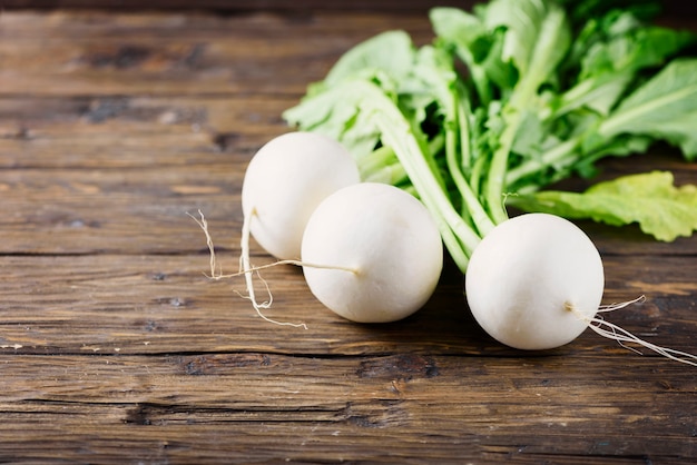 Navet frais blanc sur la table en bois