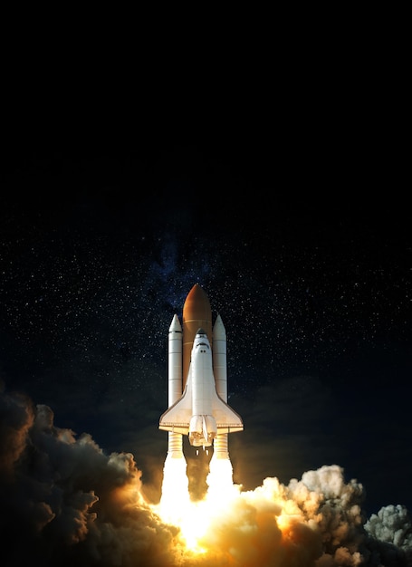 La navette spatiale décolle dans l'espace.