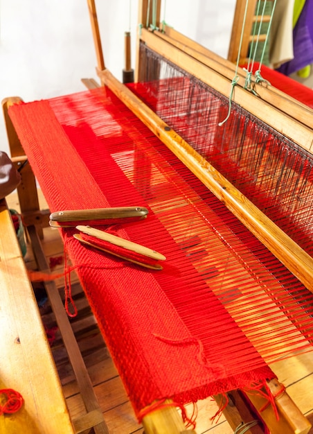 Navette de tissage en bois sur un vieux métier à tisser manuel.