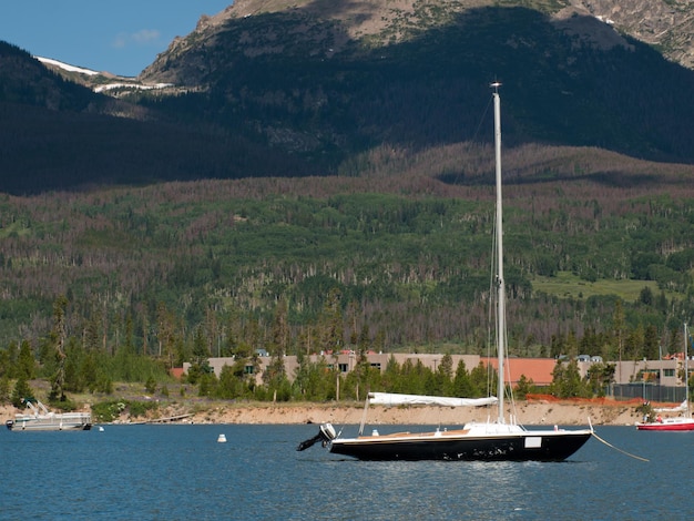 Navigation sur le lac de montagne dans les montagnes Rocheuses. Lac Dillon, Colorado