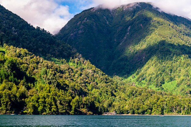 Navigation sur le lac Todos los Santos depuis le port de Petrohue au Chili traversant les Andes