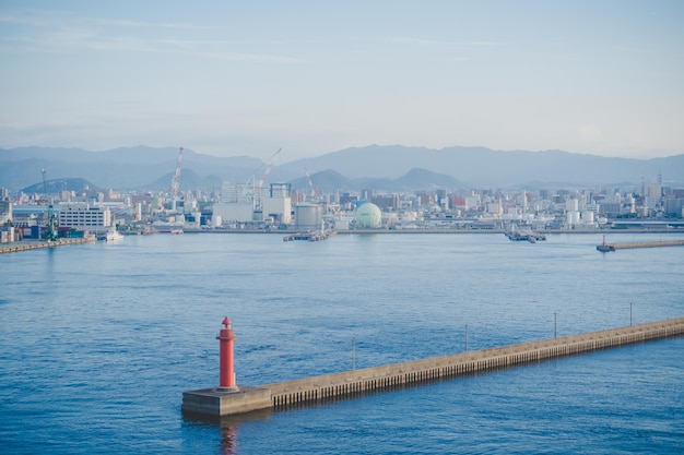 Photo navigation ocean light house dans la baie de takamatsu, au japon. pendant que le soleil se couche. pour la navigation et le concept de guidage.