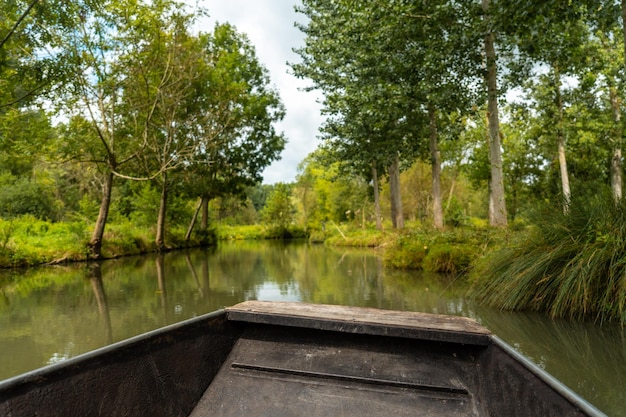 Naviguer en bateau sur les canaux d'eau naturels entre La Garette et Coulon