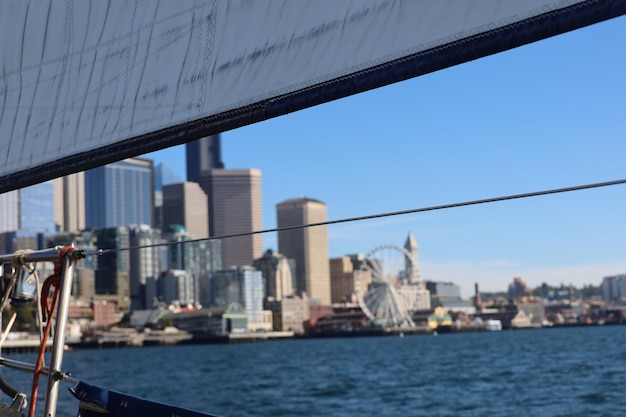 Naviguer sur le lac près du centre-ville de Seattle