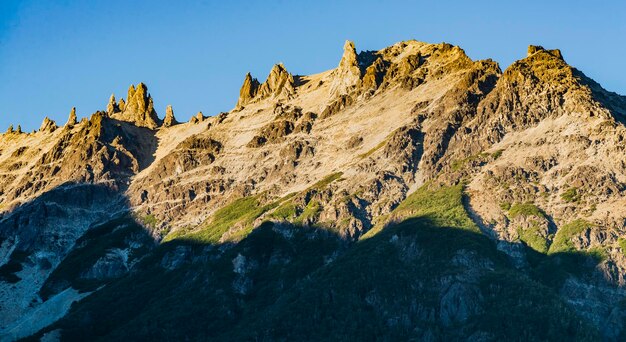 Naviguer sur le nahuel huapi au coucher du soleil en Patagonie argentine