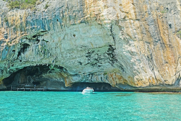 Naviguer près d'une grotte à Cala Gonone Sardaigne