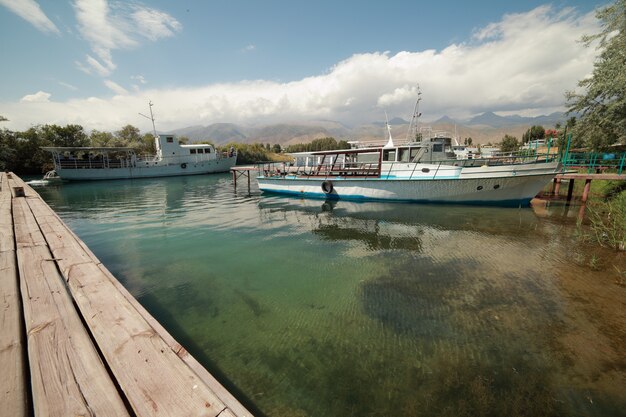 Navire amarré à une ancienne jetée