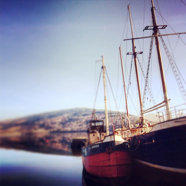 Photo un navire amarré en mer contre le ciel