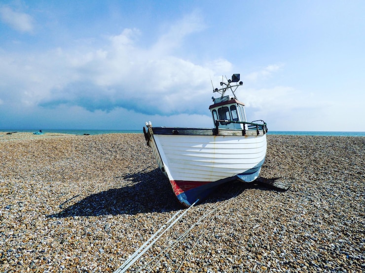 Photo un navire amarré sur la plage contre le ciel