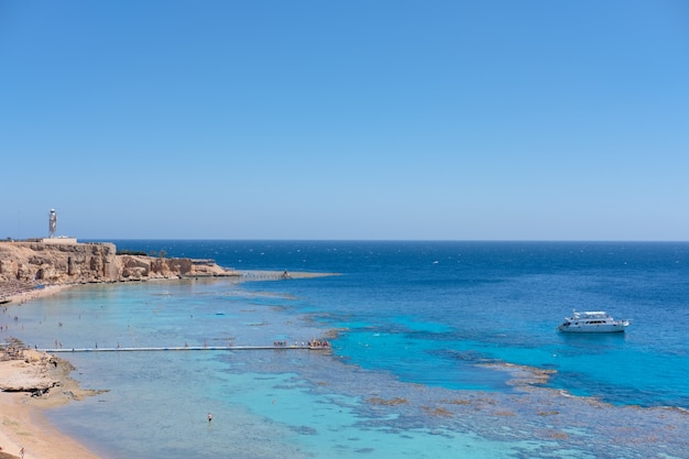 Navire blanc sur la côte