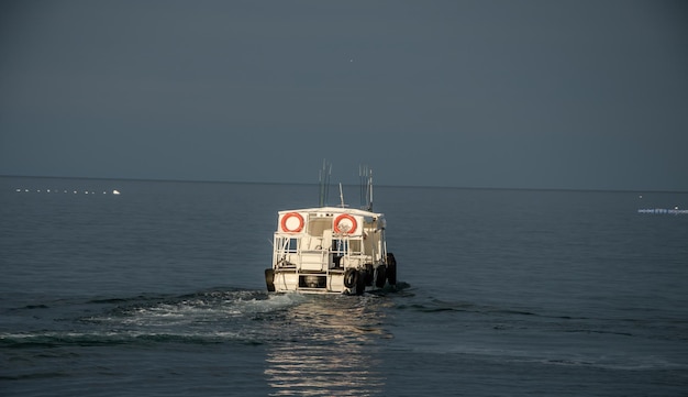 Le navire blanc prend la mer.