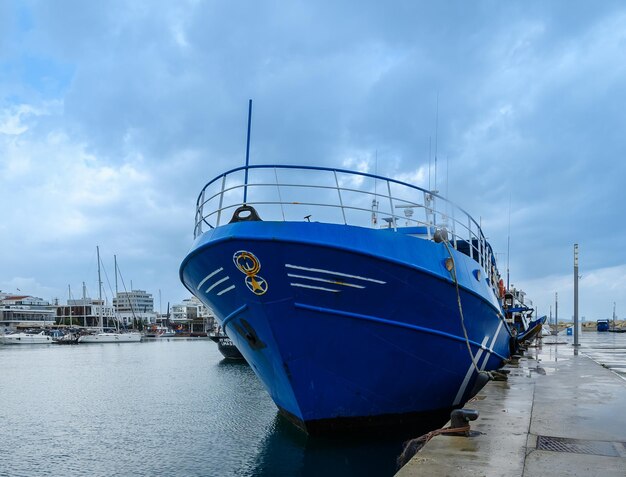 Photo navire bleu au port de limassol à chypre