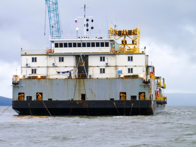 Photo le navire de cargaison avec la grue la vue du haut de la barge de pose de tuyaux