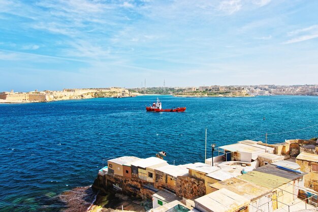 Navire à cargaison sèche et Grand Harbour à La Valette Malte