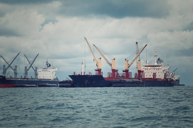 Navire cargo à la mer.