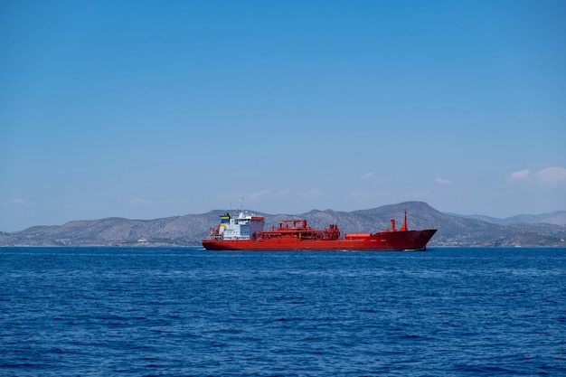 Navire-citerne chimique couleur rouge dans le bleu mer Égée et fond ciel Grèce