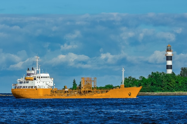 Navire-citerne jaune se déplaçant à la claire journée d'été