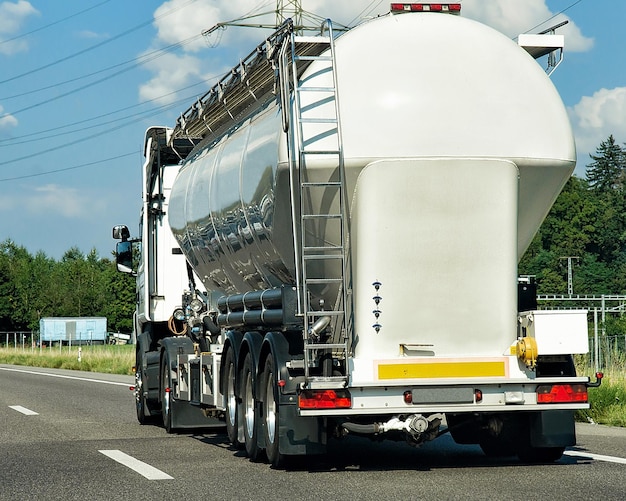 Navire-citerne de stockage sur la route dans le canton de Genève en Suisse.