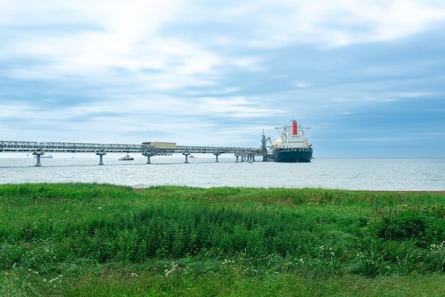 Photo navire-citerne de transport de gaz naturel liquéfié pendant le chargement à un terminal offshore de gnl