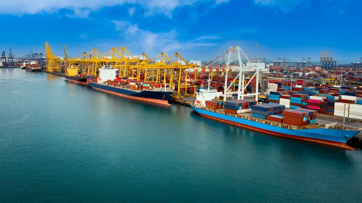 Photo navire à conteneurs logistiques provenant d'un entrepôt portuaire avec pont de grue fonctionnel pour les conteneurs de livraison