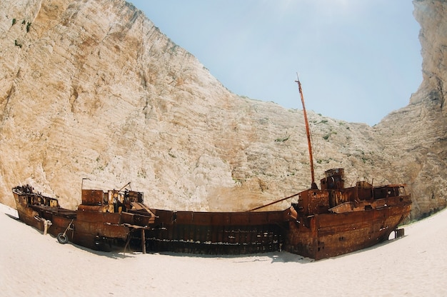 Navire courbe sur l'île de Zakynthos, plage de Navagio