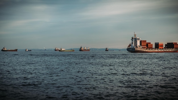 Un navire dans la mer avec un ciel bleu et le mot mer dessus