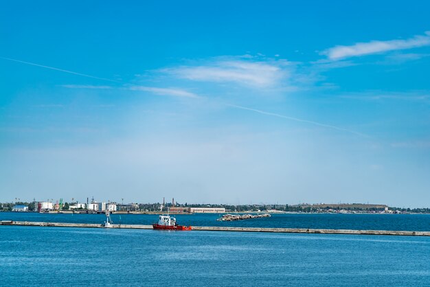 Navire dans la mer.