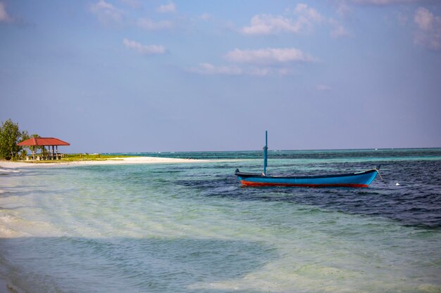 Navire dans le port de l'île de Gulhi, Maldives