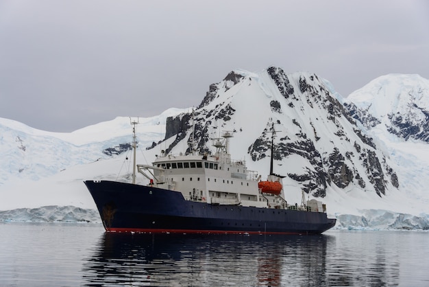 Navire d'expédition en mer Antarctique