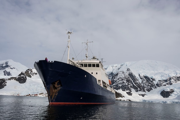 Navire d'expédition en mer Antarctique