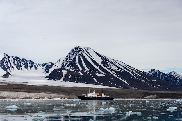 Photo navire d'expédition en mer arctique