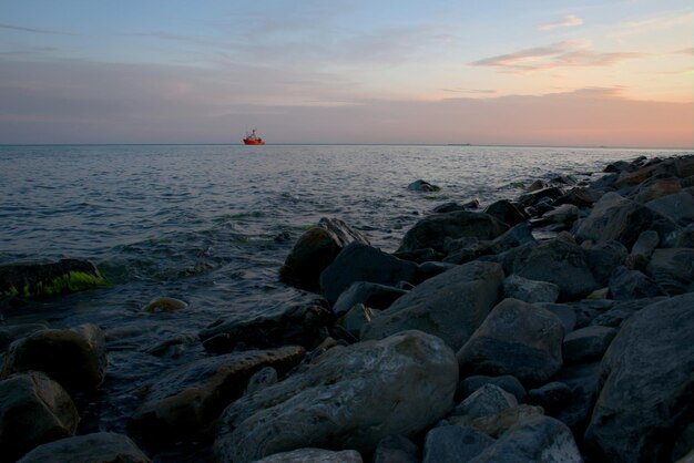 Le navire sur fond de nuages roses au coucher du soleil navigue sur les vagues Soirée d'été Beau paysage de conte de fées Mer Noire Russie