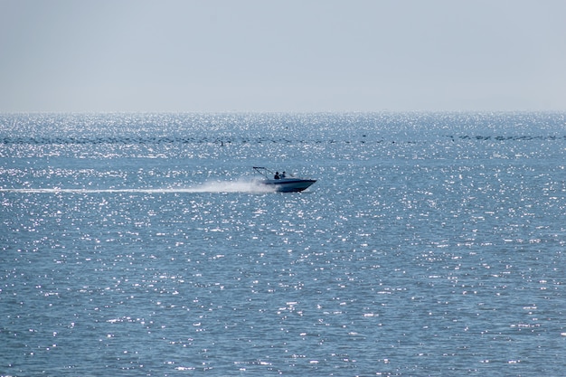 Un navire galopant sur la mer par une journée ensoleillée