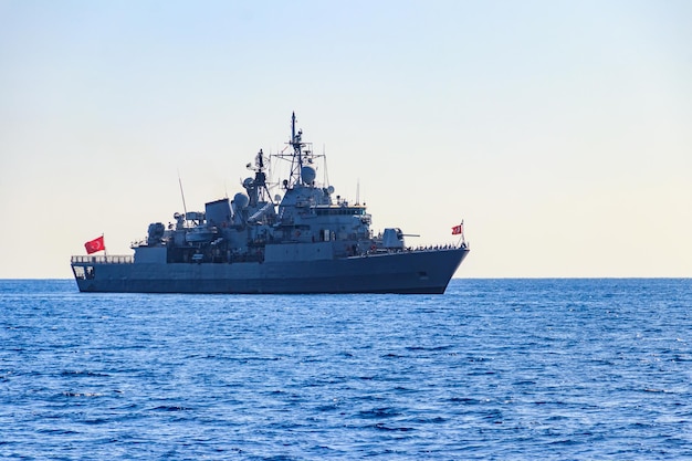 Navire de guerre de la marine turque naviguant en mer Méditerranée Protection des frontières maritimes de la Turquie