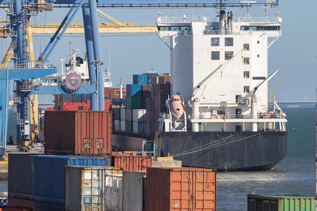 Navire industriel au port avec conteneurs