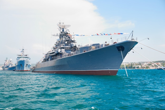 Navire de la marine militaire dans la baie contre le ciel bleu